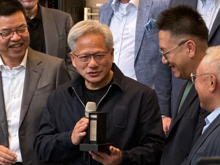 輝達舉辦「NVIDIA AI Factory MGX Ecosystem Ceremony」，黃仁勳與供應鏈夥伴互動。呂承哲攝