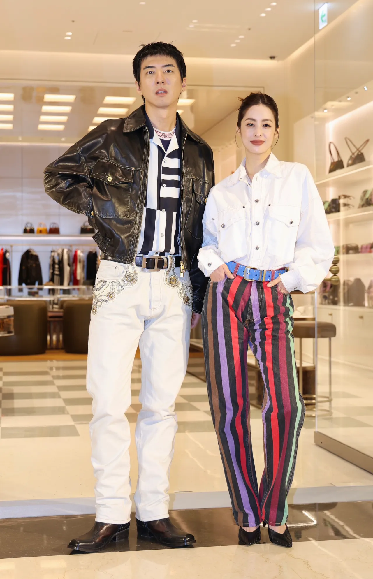 傅孟柏（左）、莫允雯（右）演繹華麗感的度假風。莊宗達攝