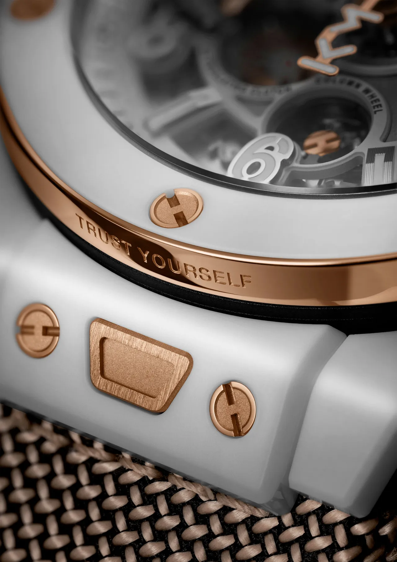 Hublot Big Bang Reloaded姆巴佩限量計時碼錶，點鐘位置特別鐫刻其座右銘「Trust Yourself」。品牌提供