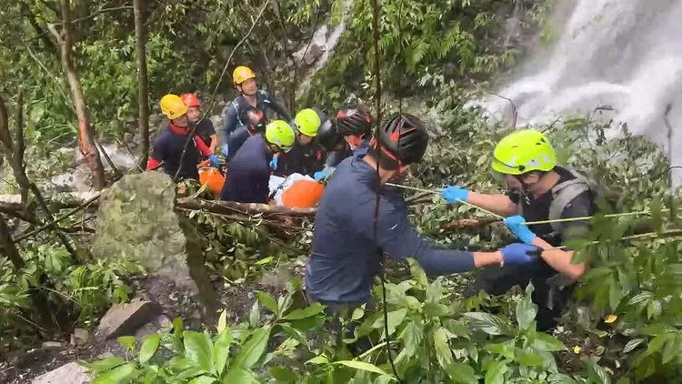 救難人員將遺體運出。民眾提供