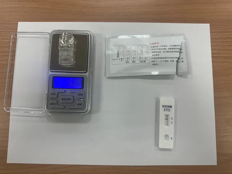 毒駕男隨身物品中被查獲多顆依托咪酯電子煙彈及K他命1包。翻攝畫面
