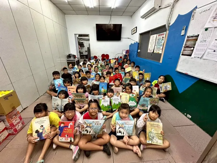 孩子們人手一書，閱讀資源的注入為偏鄉孩童打開更寬的世界。珍妮主任提供