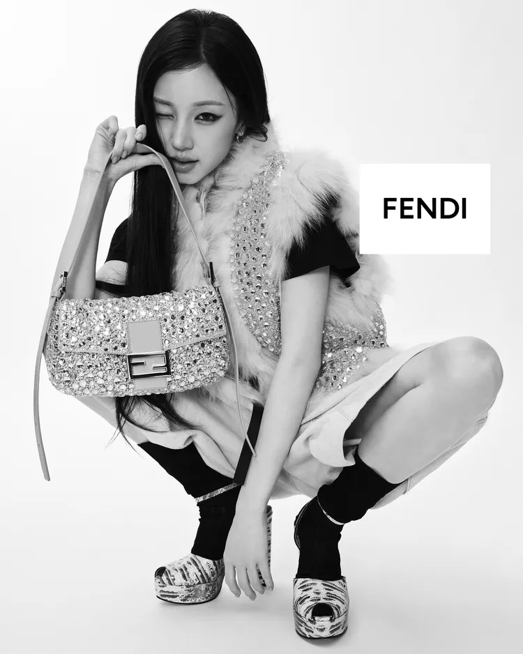 宋雨琦在FENDI最新廣告中上演罷氣「亞洲蹲」。品牌提供