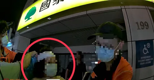 一句「這裡沒垃圾車」引怒火！老翁持助行器揮打　婦人跌倒送醫