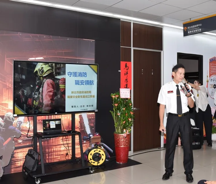 職業安全衛生室主任林世明進行簡報。消防局提供