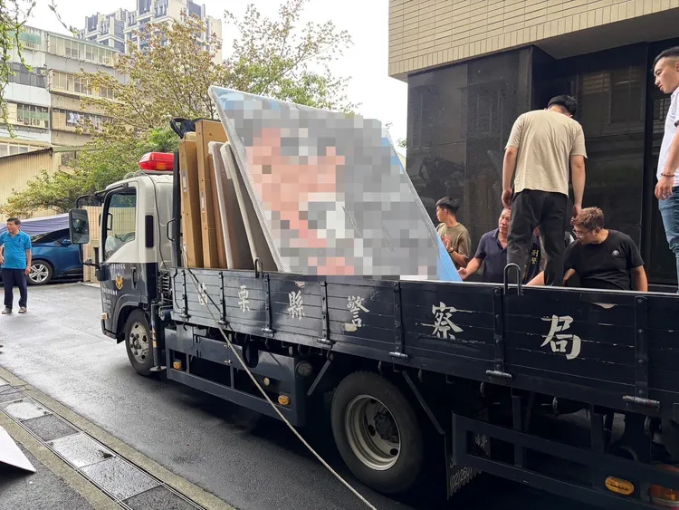苗栗縣警局出動貨車搬運畫作。民眾提供