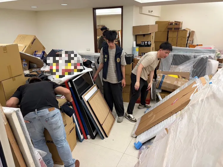警方在金男住處查獲84件畫作，都是詐騙韓國籍藝術家取得。民眾提供