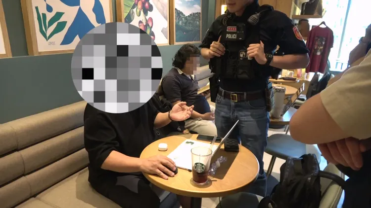 警方在星巴克拘提金男。民眾提供