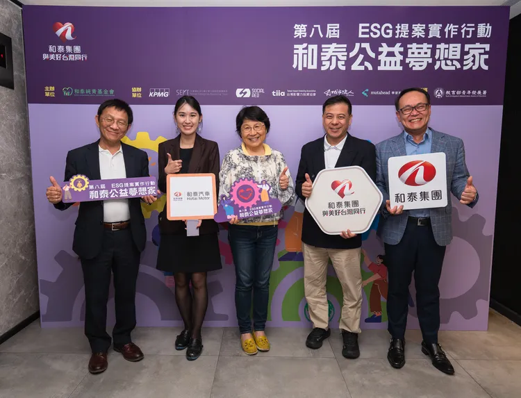 KPMG安侯永續發展顧問股份有限公司黃正忠董事總經理(左一)、天下雜誌天下永續會林欣蘋副總監(左二)、臺灣大學社會工作學系馮燕名譽教授(左三)、教育部青年發展署國際及體驗學習組吳正煌組長(右二)、和泰汽車管理本部林裕昌協理(右一)共同合影。業者提供