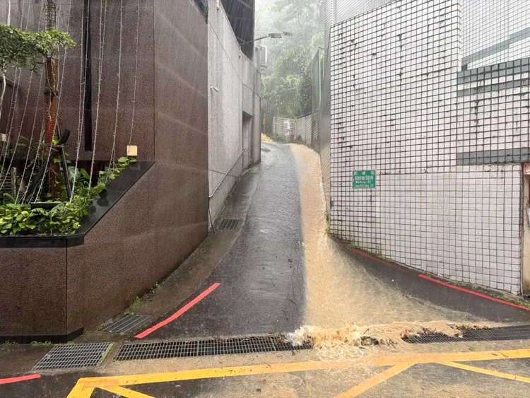 信義區傳出民宅淹水。翻攝畫面