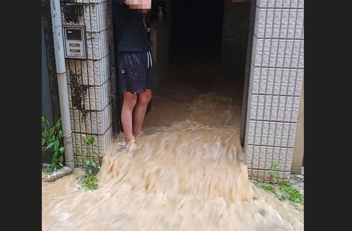 北市暴雨灌民宅 屋主一度受困!積水排出如河流