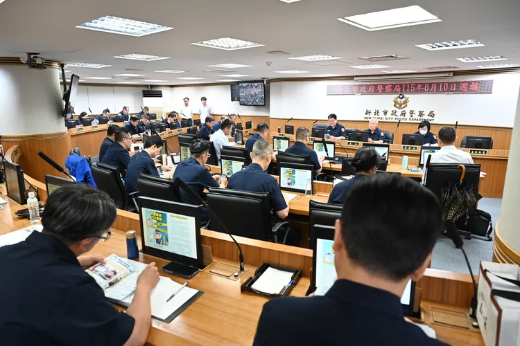 與會人員共同閱讀防貪指引手冊，透過漫畫案例辨識廉政風險。警方提供