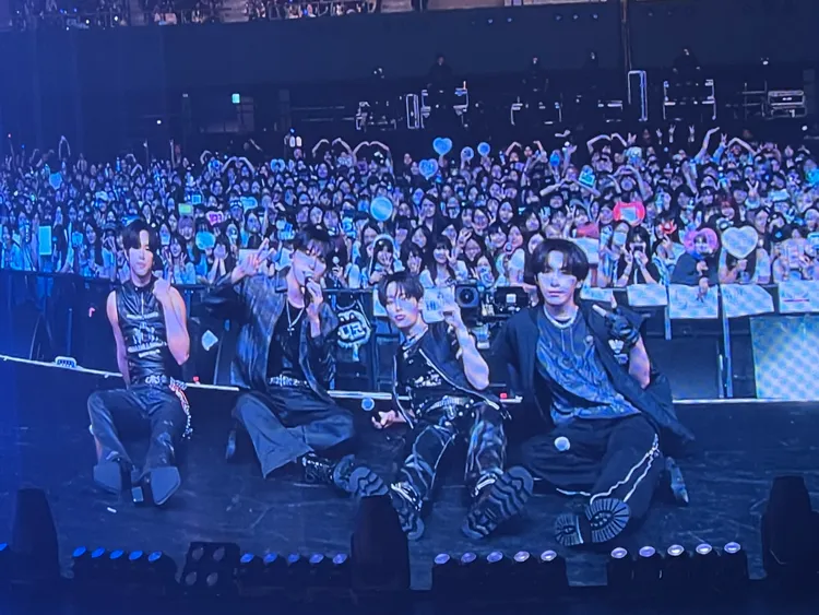 LEE DO（左起）、建熙、煥雄、XION大合照，聽到全場喊「YA」非常好奇。讀者提供