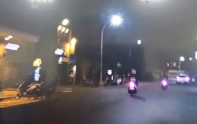 警方一前一後包夾詹男，他竟迴轉撞擊警用機車想脫身。民眾提供