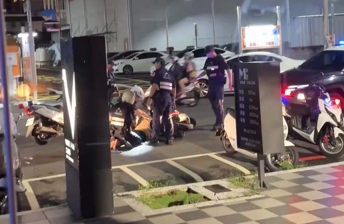 毒蟲茫上路!拒檢逃逸還衝撞警方 當場壓制上銬送辦