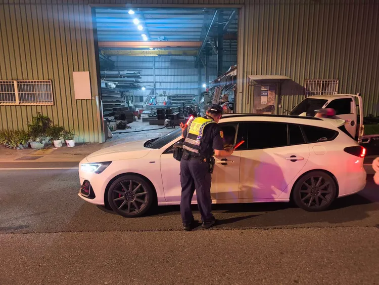 警員攔檢。交通大隊提供