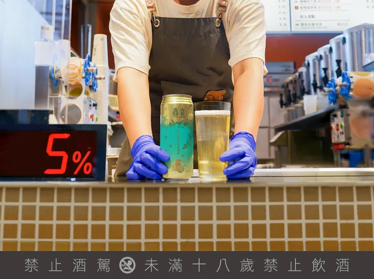 手搖店員工將聯名調酒倒入杯中，酒精濃度標示為5%。臺虎精釀提供