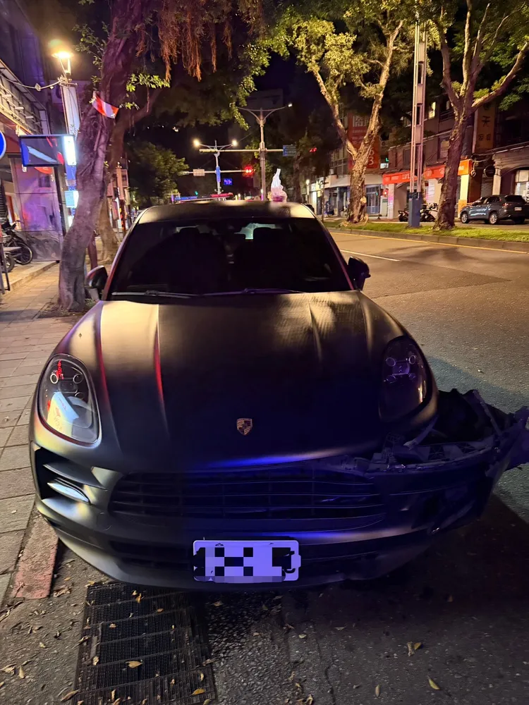 Porsche Macan S停在路邊遭酒駕車輛撞上，左前側保桿與輪弧等多處凹陷脫落。翻攝畫面