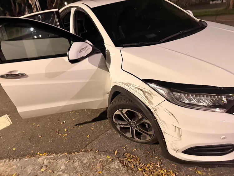 張男所駕駛白色本田休旅車，酒駕失控肇事撞上路邊保時捷休旅車，右前保桿受損、車輪爆胎，險些翻車。翻攝畫面