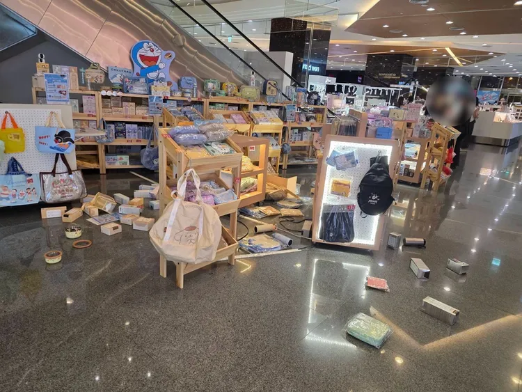 商場的商品遭陳男徒手打落散落一地。民眾提供