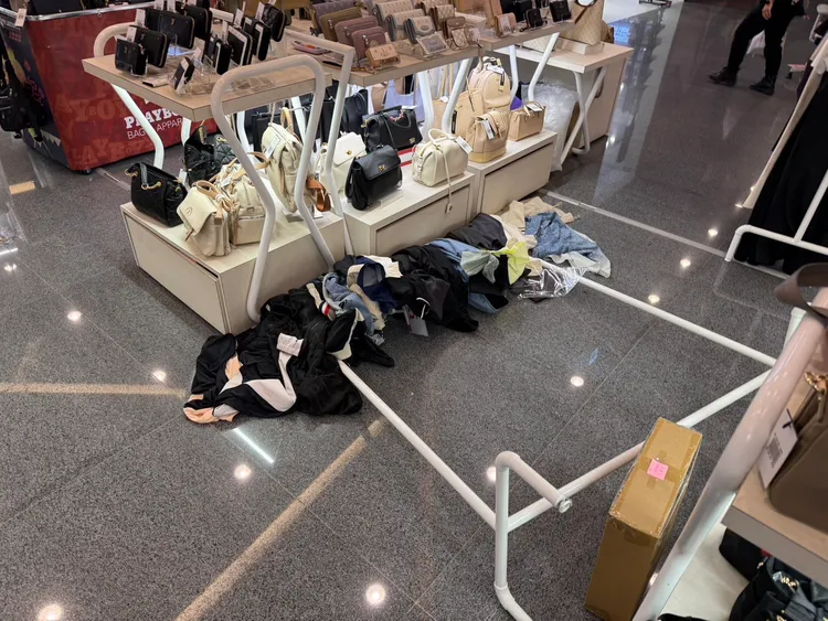現場商品散落一地。民眾提供