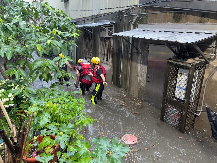 淡水區原德路108巷內積水約50公分。翻攝畫面