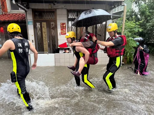 淡水暴雨積水50公分！民眾受困家中　消防人員背出70歲老婦