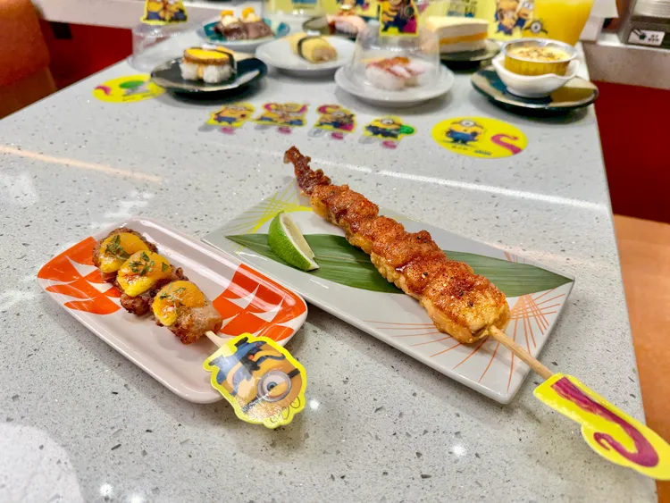 爭鮮PLUS店限定餐點「章魚怪炸串」、「橘橘焦芒雞肉串」。莊偉祺攝