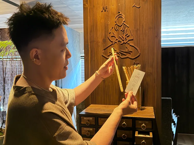 於店內籤詩牆抽中「特吉籤」，可獲得限定Shot招待。莊偉祺攝