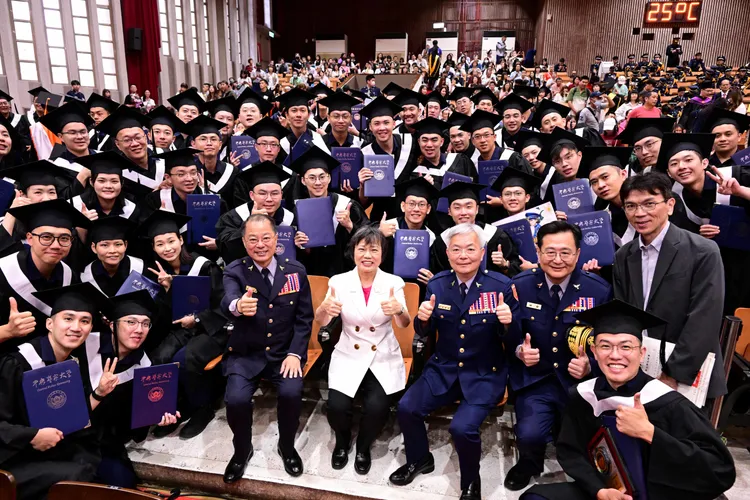內政部長劉世芳也到場與畢業生們合影。警察大學提供