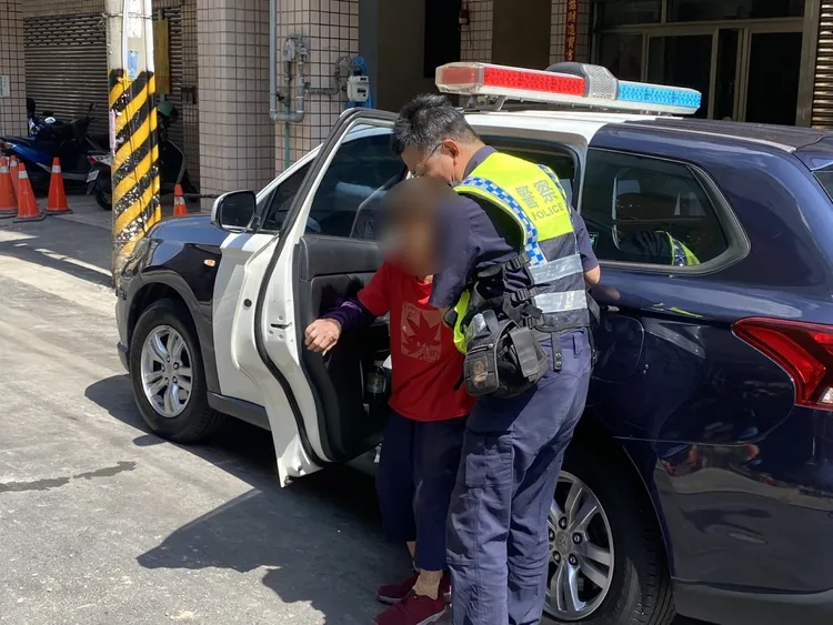 81歲劉婦體力不支跌坐在地，幸好遇到熱心攤商跟民眾協助報警，最後順利平安返家。翻攝畫面