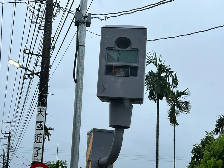 騎士被拍到超速受罰，氣憤砸測速照相機。翻攝畫面