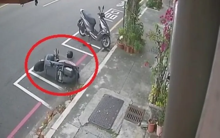 楊男為閃車輛撞倒趙男機車後卻沒留原地查看報案。翻攝畫面