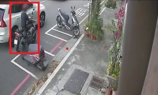 閃大車撞倒路邊機車肇逃　監視器畫面濾出肇事者！