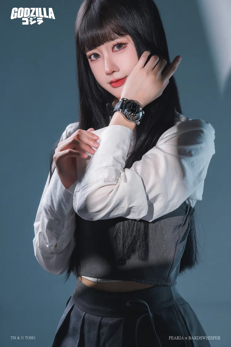 PeariA × Bard’s Whisper紅蓮哥吉拉30周年紀念・手工高階收藏錶，冰霜純銀款，42mm，316不鏽鋼搭配黑色DLC錶殼，純銀微型金屬雕刻、手工微繪錶盤，台灣手工職人製作真皮錶帶，瑞士ETA7001手動上鍊機芯，動力儲存42小時，防水深度30米，15萬8000元。品牌提供