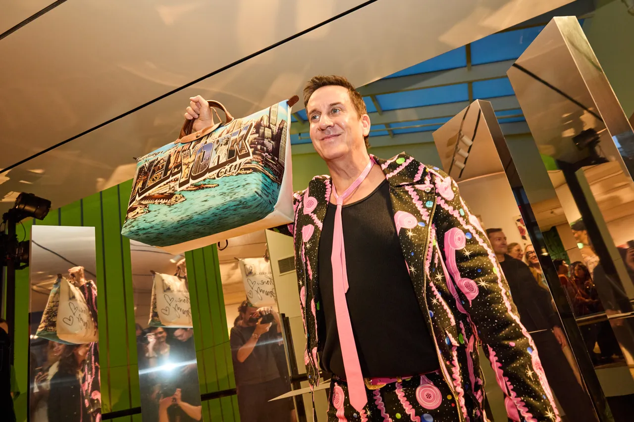 Jeremy Scott再度替Le Pliage®摺疊包帶來全新藝術創作。品牌提供