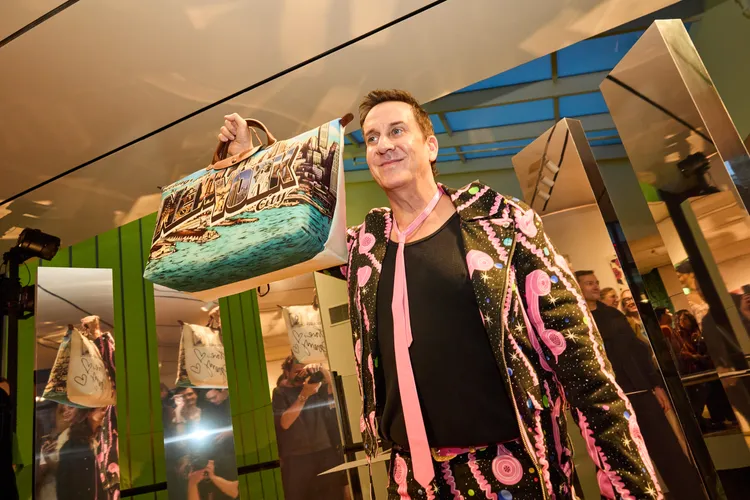 Jeremy Scott再度替Le Pliage®摺疊包帶來全新藝術創作。品牌提供