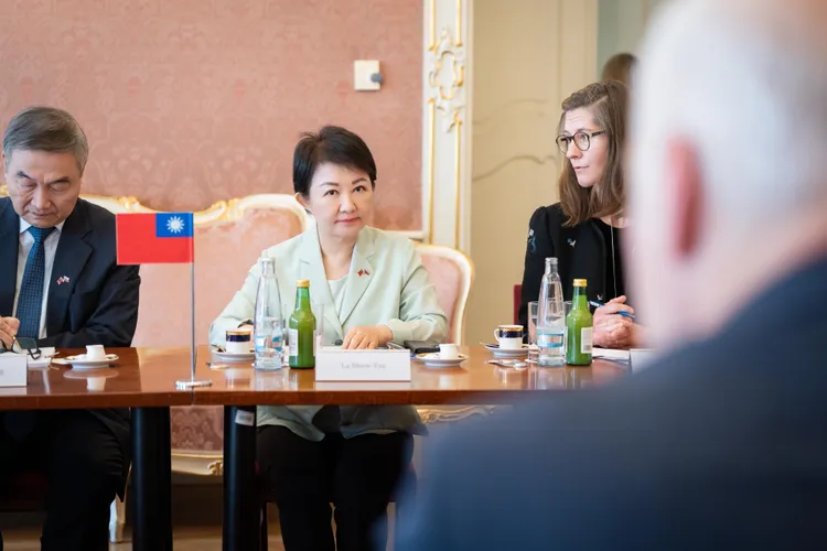 盧秀燕在捷克國會與議長等人會談時，桌上還有中華民國小國旗。中市府提供