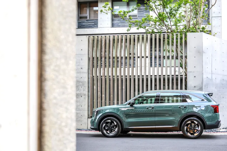 全新年式Sorento聚焦1.6L Turbo-Hybrid渦輪油電動力，新增Trendy 2WD油電七人座車型。業者提供