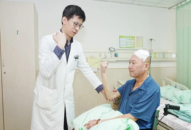 許瑋麟醫師採清醒開顱手術精準切除腫瘤，術後李先生右側肢體無力明顯改善，順利出院返家。中醫大附醫提供
