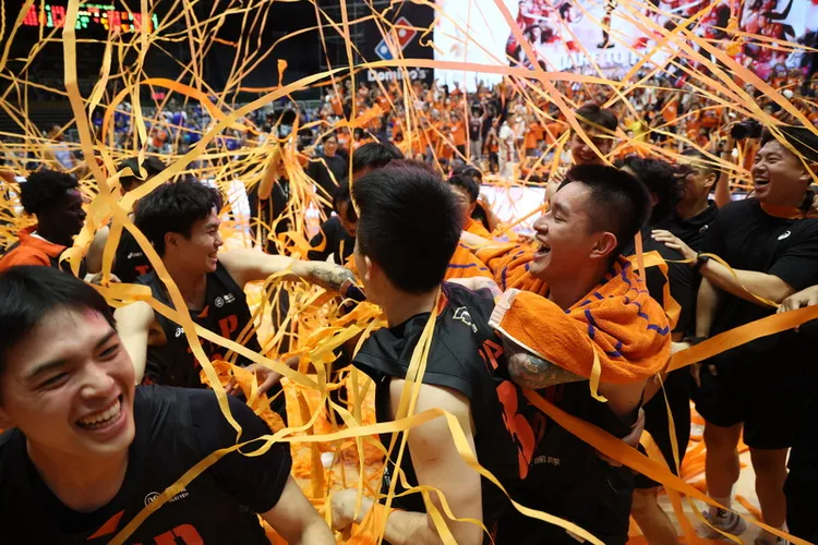 台灣職籃P.LEAGUE+ 聯盟桃園璞園領航猿隊18日在總冠軍賽達成2連霸，全場拋下橘色彩帶歡慶奪冠，球員開心擁抱慶祝。中央社