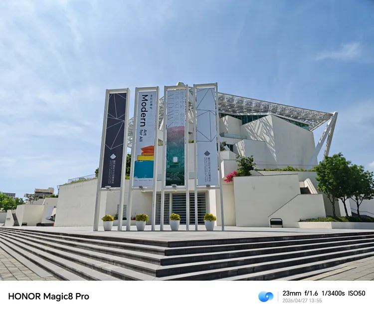 從海景長焦、陰天AI換景、餐廳料理到城市街景，HONOR Magic8 Pro展現的不只是旗艦規格，而是外出拍攝時的完整使用體驗；2億畫素超夜神長焦帶來取景彈性，MagicOS 10 AI 功能延伸影像創作與資訊整理，7100mAh大電量則讓整天拍攝少一點焦慮，讓每次出門都更像一場小旅行。趙筱文攝