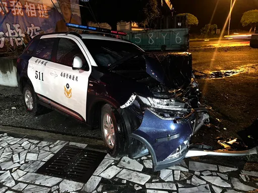 花蓮警備車停等紅燈遭失控小貨車撞爛　員警手腳挫傷送醫