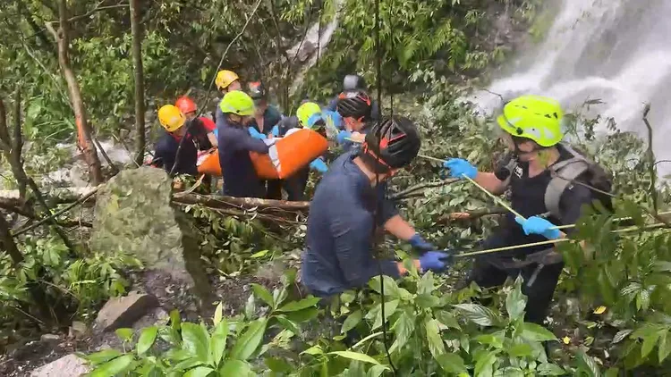16人登山隊昨在台中市和平區蝴蝶谷步道遇到落石，造成4死1傷，救難人員將遺體運出。民眾提供