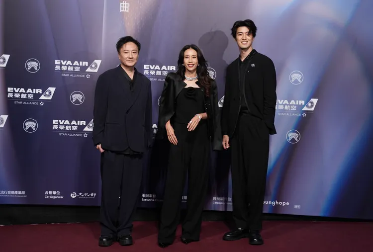 莫文蔚（中）號召組成The Masters樂隊，與成員陳明道（左）、李銖銜一起踏上金曲紅毯。攝影中心攝