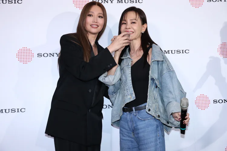 （左起）A-Lin、彭佳慧一同出席慶功宴。莊宗達攝