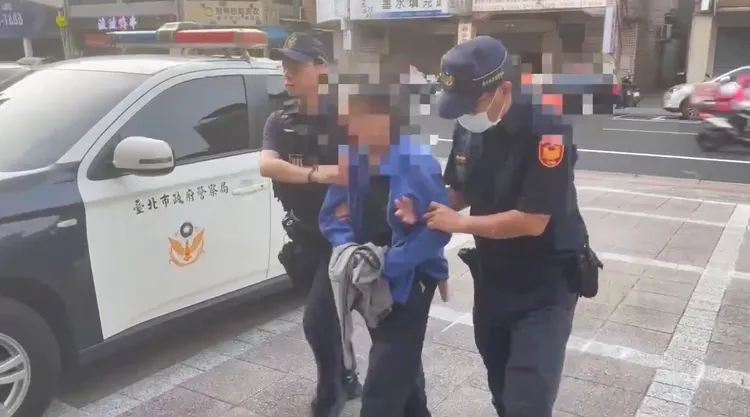 持水果刀襲擊割傷汶汶頸部的「汶汶阿北」許姓男子，被警方逮捕上銬。警方提供