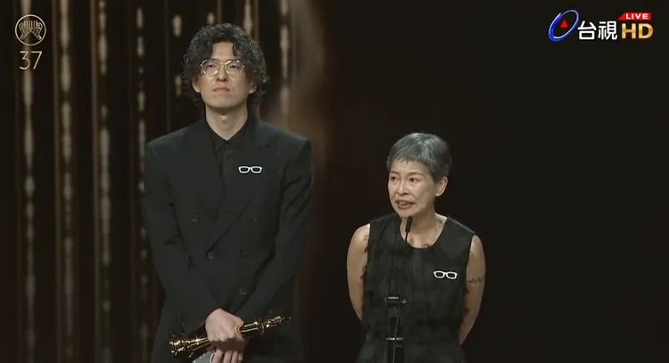 屠穎的愛妻「阿琪姐」（右）和兒子屠衡上台領特別貢獻獎。翻攝金曲獎YT