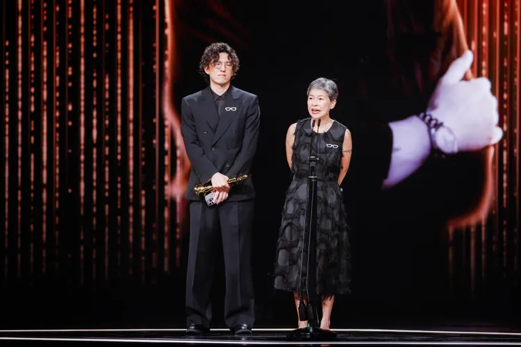 屠穎的愛妻「阿琪姐」（右）和兒子屠衡上台領特別貢獻獎。台視提供