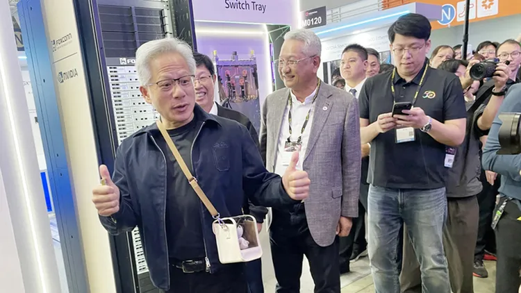 黃仁勳今天中午參觀鴻海COMPUTEX展區，對鴻海贈送的夏普人工智慧AI陪伴型機器人Poketomo愛不釋手。中央社